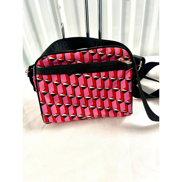 Diane Von Furstenberg Handbags - Diane von Furstenberg DVF FOR TARGET Modern Geo Camera Bag Purse Pink Multi